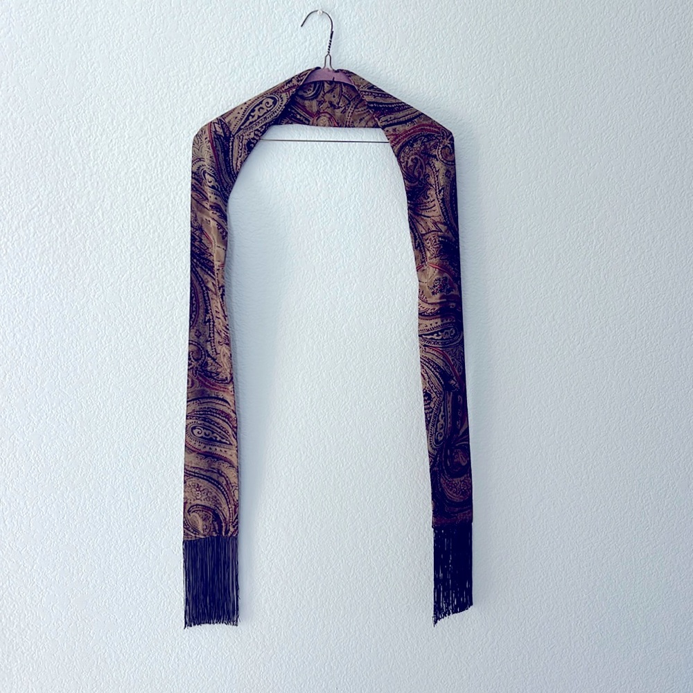 Women's fringed scarf